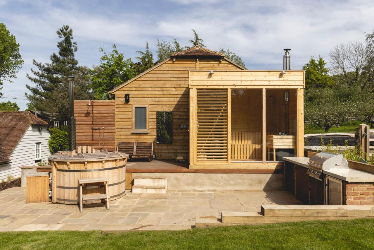 Cosy Cottage With Beautiful Garden, Hottub & Sauna Marden  Экстерьер фото